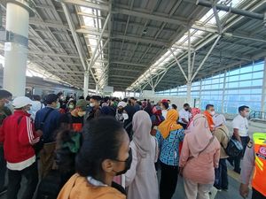 Rute Baru KRL, Penumpang Padati Peron 12-13 Stasiun Manggarai Sore Ini Rute Baru KRL, Penumpang Padati Peron 12-13 Stasiun Manggarai Sore Ini