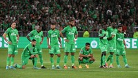 Saint Etienne, satu dari tiga klub tersukses Liga Prancis dengan 10 gelar setara Marseille dan Paris Saint-Germain, harus menjalani duel playoff dalam usaha bertahan di Ligue 1. Foto: AFP via Getty Images/JEAN-PHILIPPE KSIAZEK