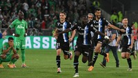 Kalah adu penalti saat menjamu Auxerre, Saint Etienne pun harus terima nasib kena gusur dari kompetisi Ligue 1 Prancis untuk musim depan. Foto: AFP via Getty Images/JEAN-PHILIPPE KSIAZEK
