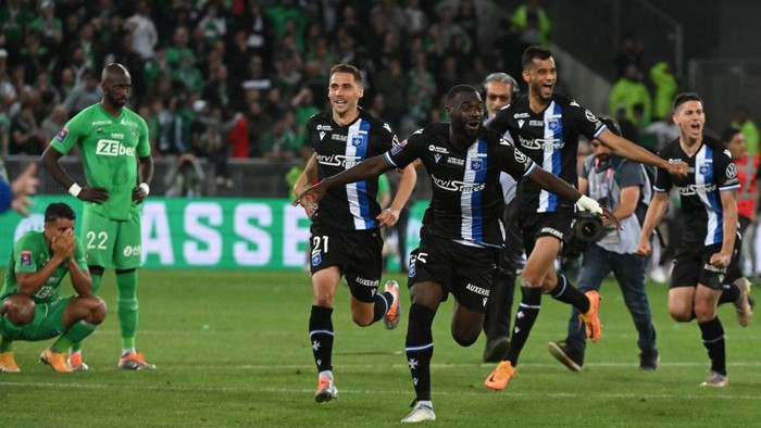 Auxerre's players celebrate their vitory at the end of the French L1-L2 play-off second leg football match between AS Saint-Etienne and AJ Auxerre at the Geoffroy Guichard Stadium in Saint-Etienne, central-eastern France on May 29, 2022. (Photo by JEAN-PHILIPPE KSIAZEK / AFP) (Photo by JEAN-PHILIPPE KSIAZEK/AFP via Getty Images)