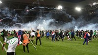 Hasil di Stade Geoffroy-Guichard itu bikin fans tuan rumah geram. Mereka menghambur masuk lapangan dan berulah. Foto: AFP via Getty Images/JEAN-PHILIPPE KSIAZEK
