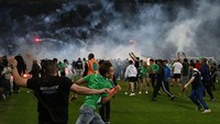Keributan pun pecah di markas Saint Etienne setelah suporter yang marah dari tim tuan rumah ramai-ramai menginvasi lapangan. Foto: AFP via Getty Images/JEAN-PHILIPPE KSIAZEK