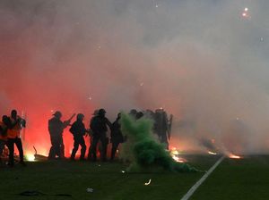 Markas Saint Etienne Membara! Klub Tercinta Degradasi, Fans Tak Terima