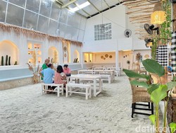 Bersantai di Kafe Nuansa Pantai yang Punya Nasi Campur Bali Sedap