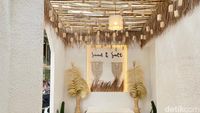 Serasa di Bali! Kafe Estetik di Kemang Ini Berlantai Pasir Putih