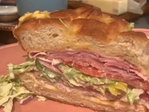 Tebal Banget! Sandwich Ini Pakai 21 Bahan Isian Lezat