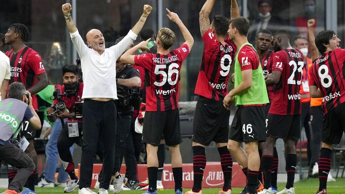 AC Milans manager Stefano Pioli celebrates with the players at the end of the Serie A soccer match between AC Milan and Atalanta at the San Siro stadium, in Milan, Italy, Sunday, May 15, 2022. Milan won 2-0. (AP Photo/Antonio Calanni)