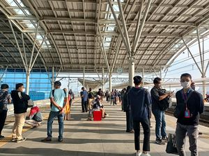 Penumpang KRL Mengeluh Repot hingga Capek Transit di Stasiun Manggarai Penumpang KRL Mengeluh Repot hingga Capek Transit di Stasiun Manggarai