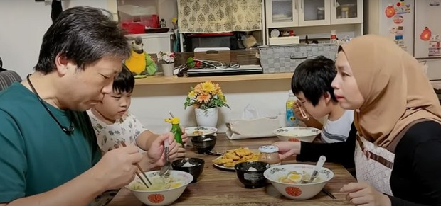 Suasana makan malam keluarga Mami Citra/ Foto: youtube.com/cameraku dijepang Suasana makan malam keluarga Mami Citra/ Foto: youtube.com/cameraku dijepang