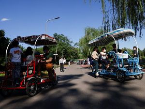 Taman Bermain di Beijing Mulai Menggeliat Usai Pelonggaran Covid-19 Taman Bermain di Beijing Mulai Menggeliat Usai Pelonggaran Covid-19