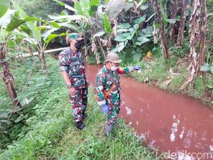 Buntut Memerahnya Sungai Cimeta di KBB, DLH Jabar Turun Tangan Buntut Memerahnya Sungai Cimeta di KBB, DLH Jabar Turun Tangan