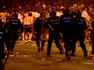 Rayakan Kemenangan, Suporter Real Madrid Bentrok dengan Polisi