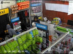 Maling Bobol Toko di Bogor Terekam CCTV, Gondol Sekarung Aksesori Ponsel
