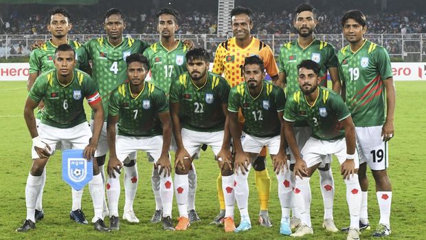 Timnas Bangladesh Bangladesh's national football team members pose for a picture ahead of their World Cup 2022 and 2023 AFC Asian Cup qualifying football match against India at the Vivekananda Yuba Bharati Krirangan in Kolkata on October 15, 2019. (Photo by DIBYANGSHU SARKAR / AFP)