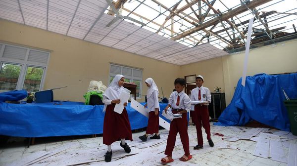 Angin Kencang Hingga 100 Kpj Bikin Atap SD di Aceh Ini Porak-poranda