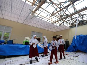 Angin Kencang Hingga 100 Kpj Bikin Atap SD di Aceh Ini Porak-poranda