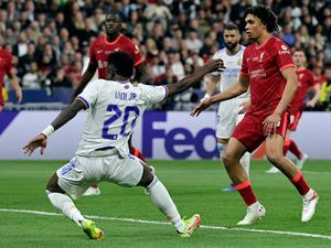 Trent Alexander-Arnold Salah, Liverpool Kalah? Henry Membela