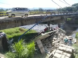 Sopir Mengantuk, Truk Semen Nyebur ke Sungai di Bali