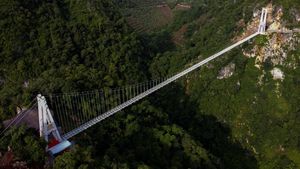 Ini Dia Jembatan Kaca Terpanjang Sejagat, Penasaran?