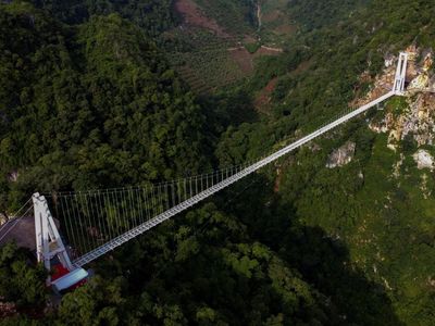 Vietnam Punya Jembatan Kaca Terpanjang di Dunia, Berani Tidak?