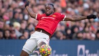 5. Aaron Wan-Bissaka. Tampak sudah kehilangan tempat utama di sektor kanan belakang, bahkan sedari era Ralf Rangnick. Ada rumor bakal dilepas ke AS Roma dan MU pun siap mendengarkan tawaran buatnya. Foto: (Getty Images)