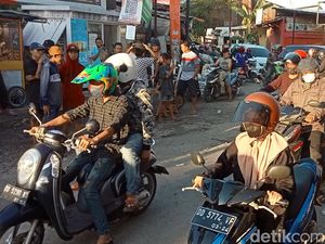 Warga Buka Jalan Antang Makassar Usai Diblokir 4 Jam, Kemacetan Terurai Warga Buka Jalan Antang Makassar Usai Diblokir 4 Jam, Kemacetan Terurai