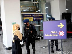 Terpopuler: Penumpang Jatuh dari Peron KRL Hingga Kepastian Haji Furoda