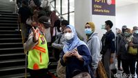 Foto-foto Ini Rekam Kebingungan Penumpang KRL di Stasiun Manggarai