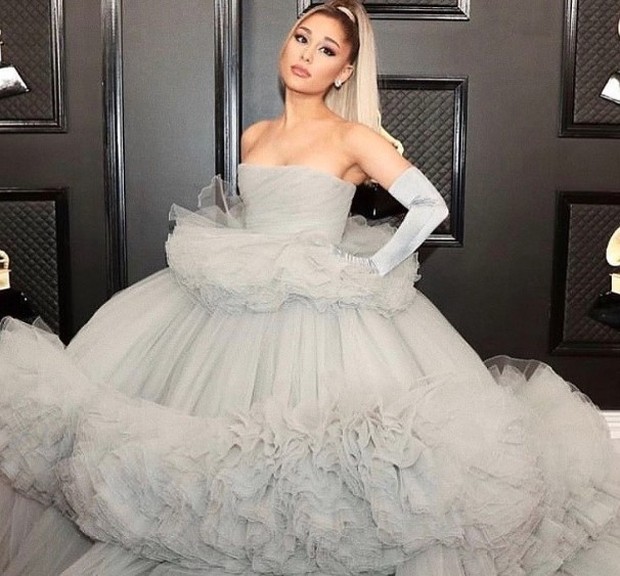Ariana Grande mengenakan prom dress berwarna abu-abu