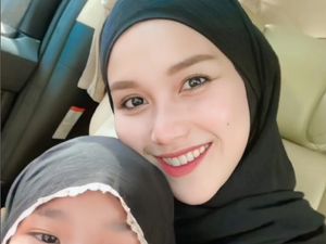 10 Gaya Ayu Ting Ting Pakai Hijab Saat Umrah yang Banjir Pujian