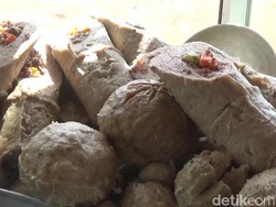 Unik! Ada Bakso Berbentuk Bambu Runcing di Subang