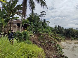 4 Rumah di Lebak Rusak Gegara Bibir Sungai Cisimeut Longsor