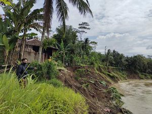 4 Rumah Rusak Gegara Bibir Sungai Cisimeut Longsor 4 Rumah Rusak Gegara Bibir Sungai Cisimeut Longsor