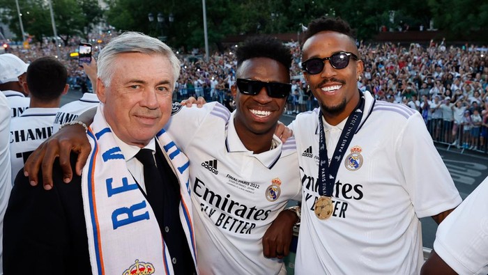 MADRID, SPAIN - MAY 29: Real Madrid coach Carlo Ancelotti celebreting the UEFA Champions League win with players on the bus to Cibeles on May 29, 2022 in Madrid, Spain. (Photo by Helios de la Rubia/Real Madrid via Getty Images)