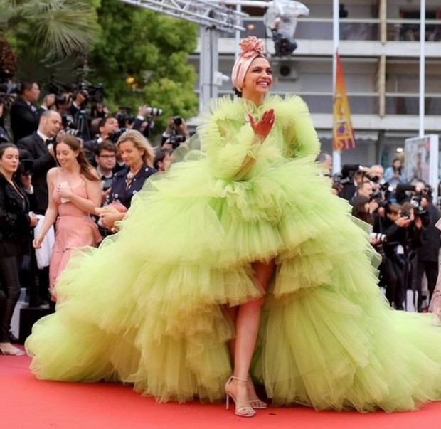 Deepika Padukone mengenakan tulle prom dress berwarna green lime