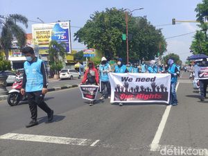 Long March Pengungsi Afganistan di Tengah Kota Sidoarjo Sempat Ganggu Lalin Long March Pengungsi Afganistan di Tengah Kota Sidoarjo Sempat Ganggu Lalin