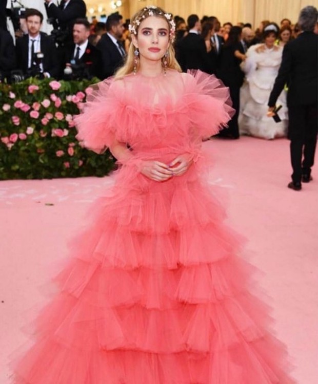 Emma Roberts mengenakan tulle prom dress berwarna peachy pink