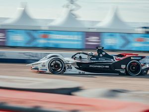 Sahut-sahutan Soal Sponsor BUMN di Formula E Sahut-sahutan Soal Sponsor BUMN di Formula E