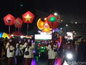 Ribuan Warga Kota Blitar Padati Bedhol Pusaka-Parade Lampion Jelang 1 Juni