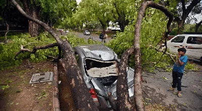 Hujan Deras dan Angin Kencang Bikin Delhi Porak-Poranda