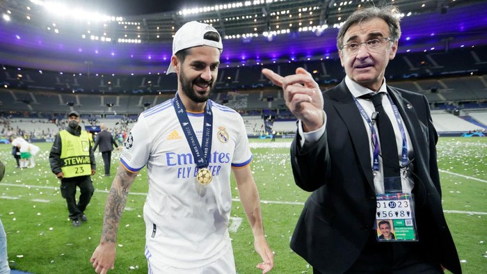 PARIS, FRANCE - MAY 28: Isco Alarcon of Real Madrid, Director of security of Real Madrid Jose Antonio Mellado Valverde during the UEFA Champions League  match between Liverpool v Real Madrid at the Stade de France on May 28, 2022 in Paris France (Photo by David S. Bustamante/Soccrates/Getty Images)