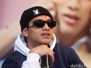 Jefri Nichol Buka Suara soal Unggahan Foto Cium Pria Jefri Nichol Buka Suara soal Unggahan Foto Cium Pria