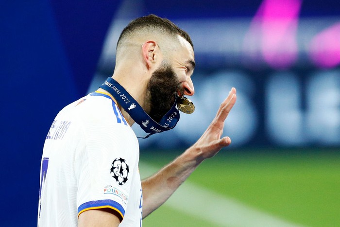 PARIS, FRANCE - MAY 28: Karim Benzema of Real Madrid CF celebrates with the medal after the UEFA Champions League final match between Liverpool FC and Real Madrid at Stade de France on May 28, 2022 in Paris, France. (Photo by Matteo Ciambelli/vi/DeFodi Images via Getty Images)