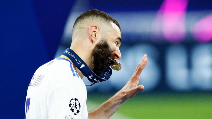 PARIS, FRANCE - MAY 28: Karim Benzema of Real Madrid CF celebrates with the medal after the UEFA Champions League final match between Liverpool FC and Real Madrid at Stade de France on May 28, 2022 in Paris, France. (Photo by Matteo Ciambelli/vi/DeFodi Images via Getty Images)