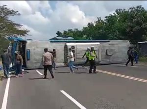 Bus Sugeng Rahayu Terguling di Madiun, Kemacetan Mengular 1 Km Bus Sugeng Rahayu Terguling di Madiun, Kemacetan Mengular 1 Km