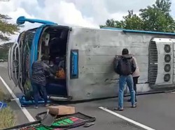 Kala Bus Sugeng Rahayu Ugal-ugalan hingga Terguling di Madiun