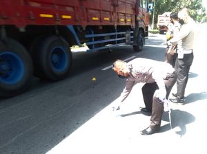 Pemotor di Jombang Tewas Tertabrak Pelajar Bonceng Tiga