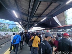 Rute Baru KRL, Begini Kepadatan di Stasiun Tanah Abang Saat Jam Pulang Kerja Rute Baru KRL, Begini Kepadatan di Stasiun Tanah Abang Saat Jam Pulang Kerja