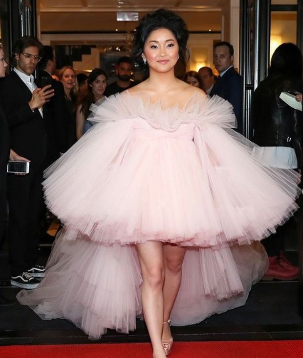 Lana Condor memulai debut menghadiri Met Gala tahun 2019 mengenakan tulle prom dress berwarna soft pink