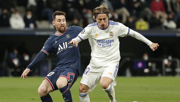 MADRID, SPAIN - MARCH 9: Lionel Messi (L) of Paris Saint-Germain in action against Luka Modric (R) of Real Madrid during the UEFA Champions League round of sixteen leg two match between Real Madrid and Paris Saint-Germain at Estadio Santiago Bernabeu on March 09, 2022 in Madrid, Spain. (Photo by Burak Akbulut/Anadolu Agency via Getty Images)
